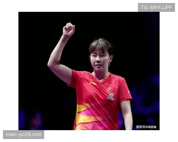 特写：颁奖典礼上，亚军陈幸同为冠军孙颖莎整理奖牌