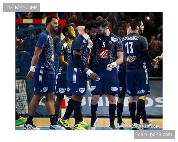 特写:布雷斯特球迷在暴雨中高歌90分钟,见证球队绝平劲敌